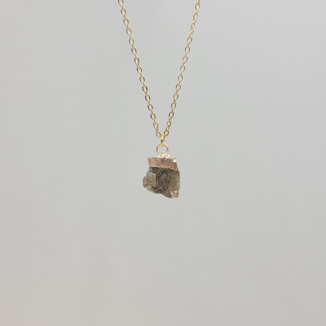 Collar de gemas de piedra cruda de cristal irregular de Olivenorma
