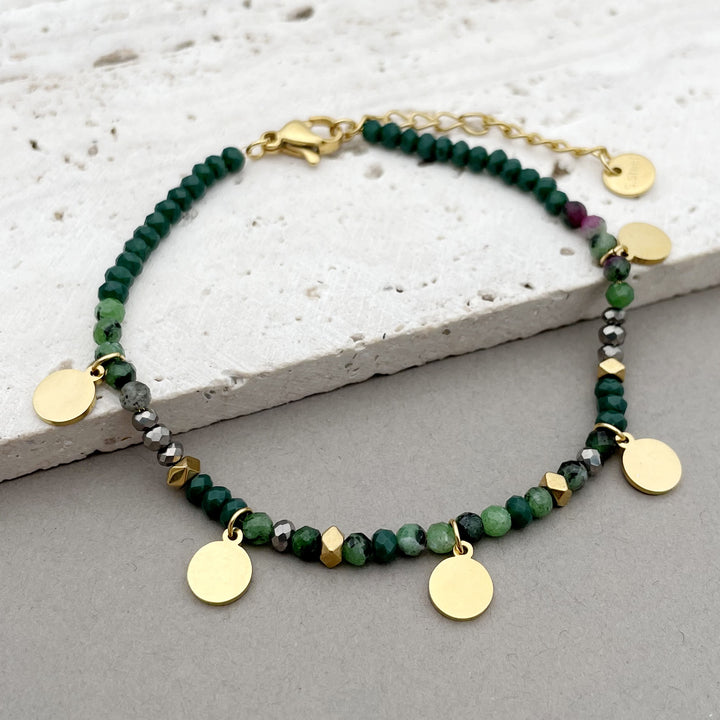 Pulsera con dijes de disco de titanio y cuentas de piedra natural de Olivenorma