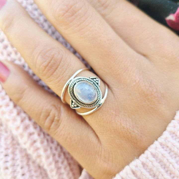 Anillo de piedra lunar de Bohemia de Olivenorma