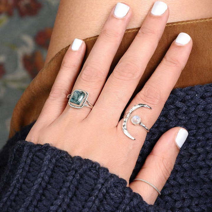 Anillo de luna creciente con piedra lunar de Olivenorma 