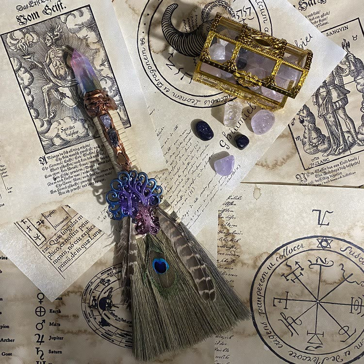 Adorno ritual de bruja con escoba de cristal de Olivenorma