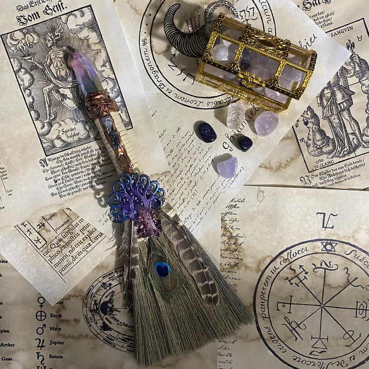 Adorno ritual de bruja con escoba de cristal de Olivenorma