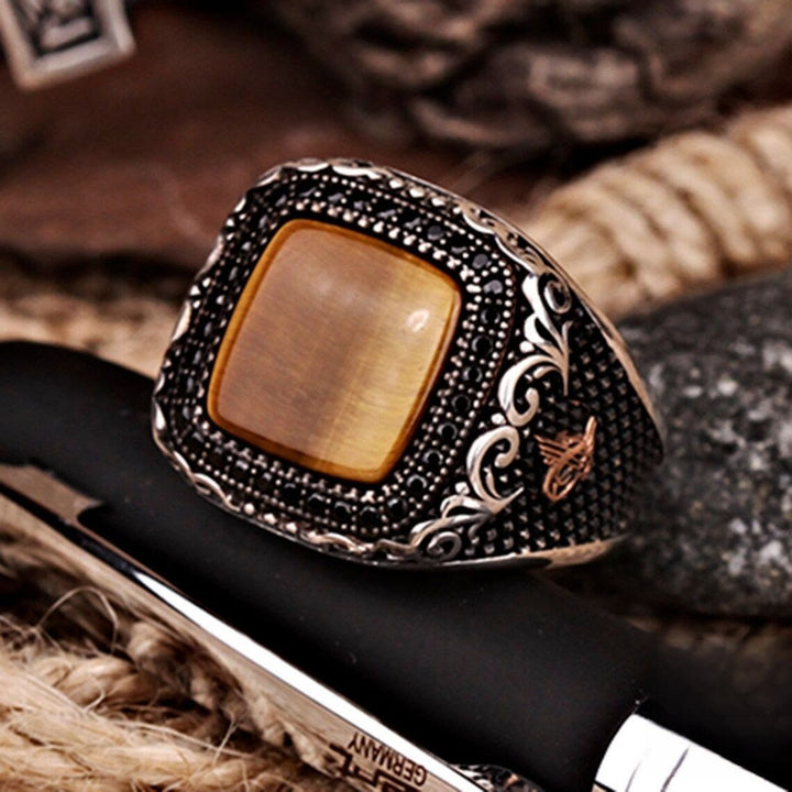 Anillo de hombre con ojo de tigre grabado en metal de Olivenorma