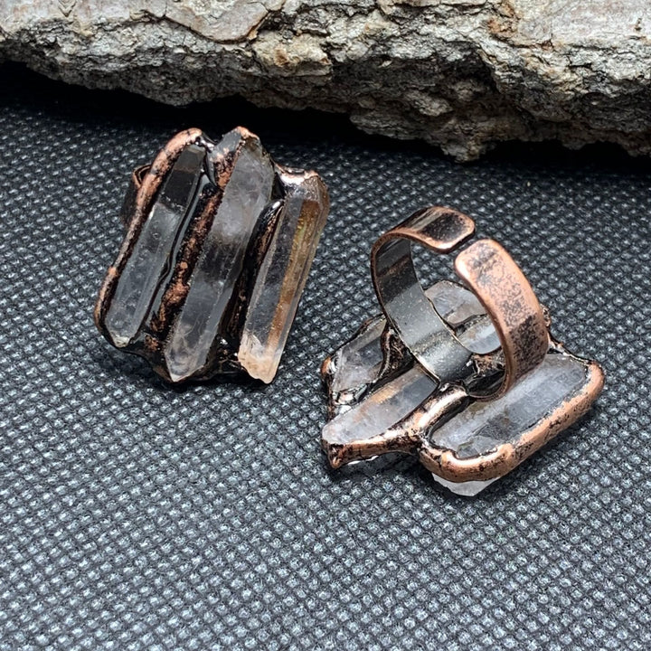 Anillo ajustable de triple combinación irregular de cuarzo transparente natural de Olivenorma 