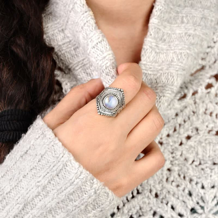 Anillo de plata con piedra lunar estilo retro bohemio