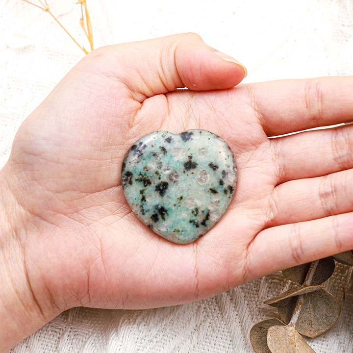Piedra de preocupación en forma de corazón de jaspe dálmata de Olivenorma