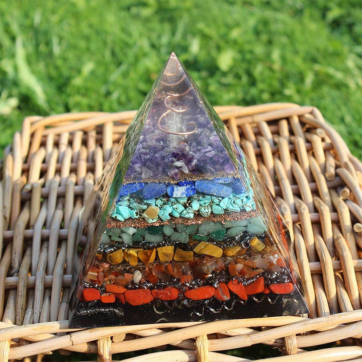 Pirámide de orgón natural de la paz de los chakras de Olivenorma