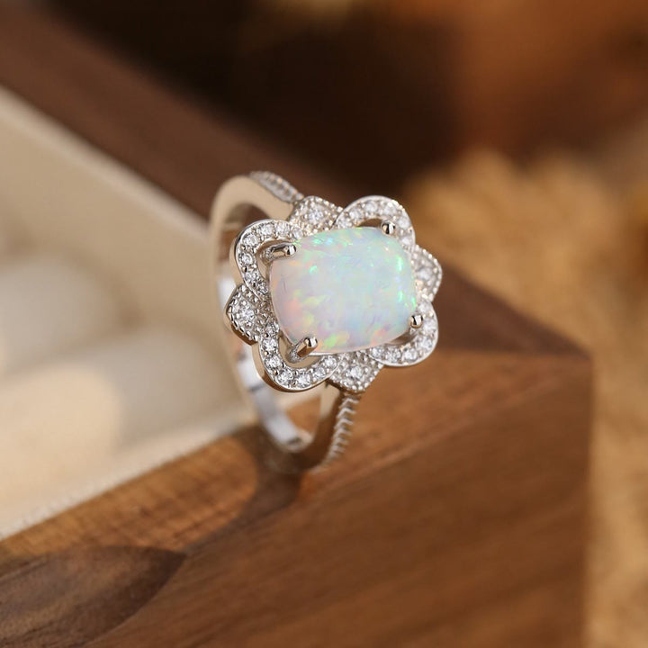 Anillo de compromiso con diseño grabado de circonita blanca y ópalo de Olivenorma