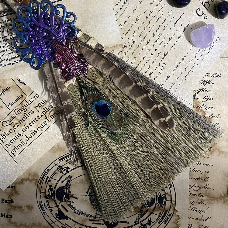 Adorno ritual de bruja con escoba de cristal de Olivenorma
