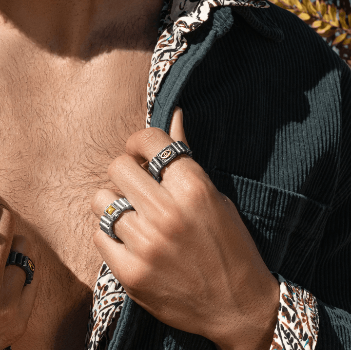 Anillo con mantra de ojo de tigre de Olivenorma