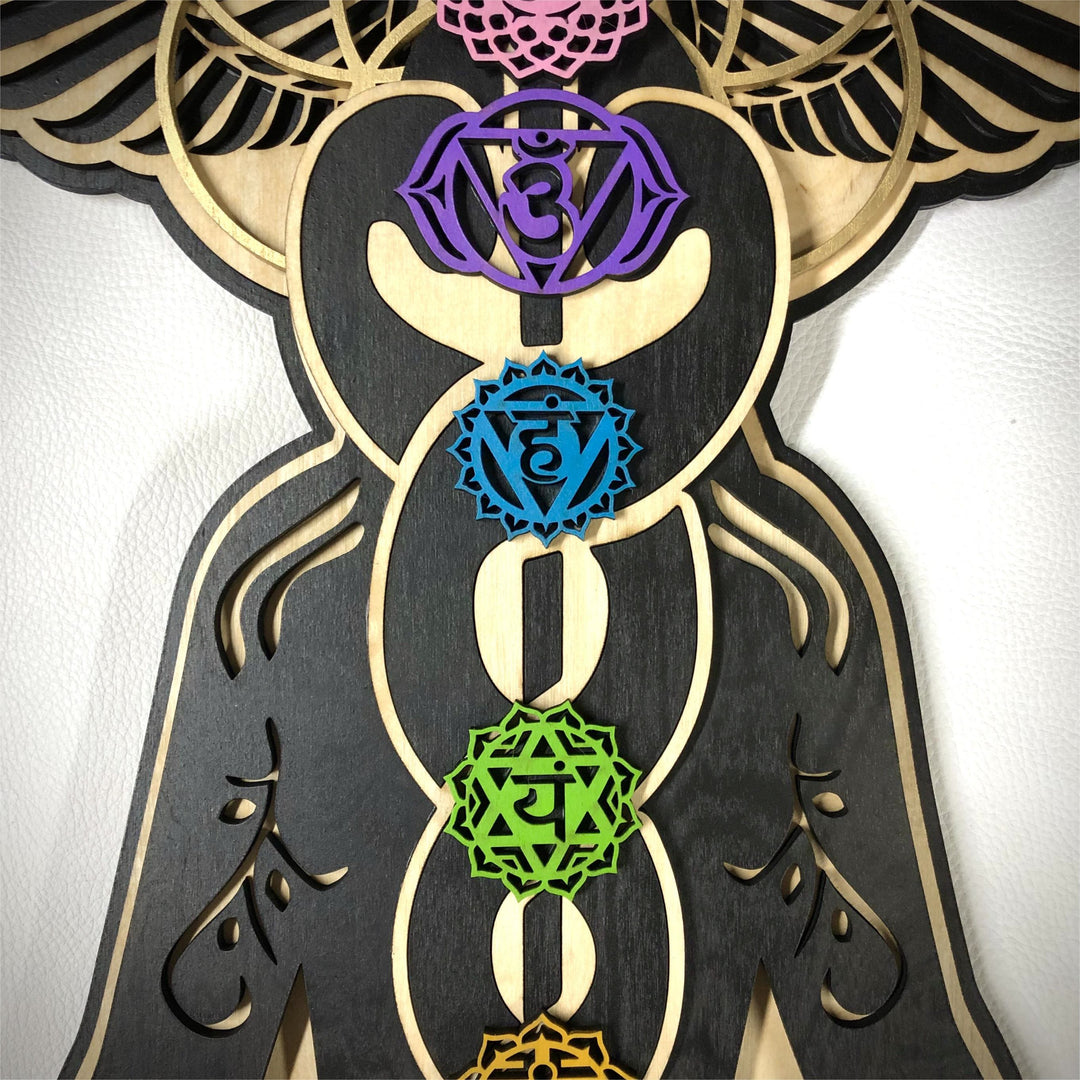 Decoración de pared de madera teñida pintada a mano con el chakra Kundalini de Olivenorma
