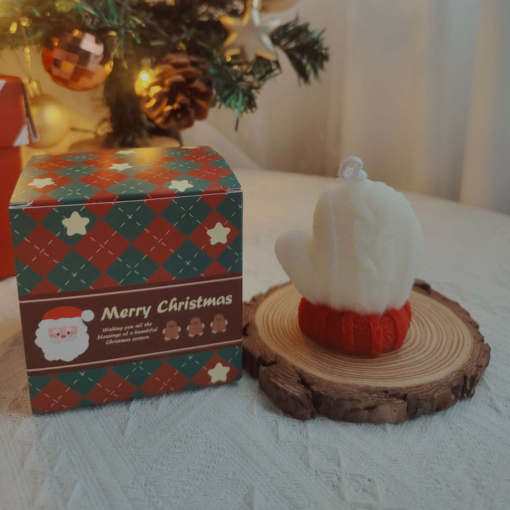 Vela con forma de calcetín navideño hecha con ovillo de lana y guante grabado de Olivenorma 