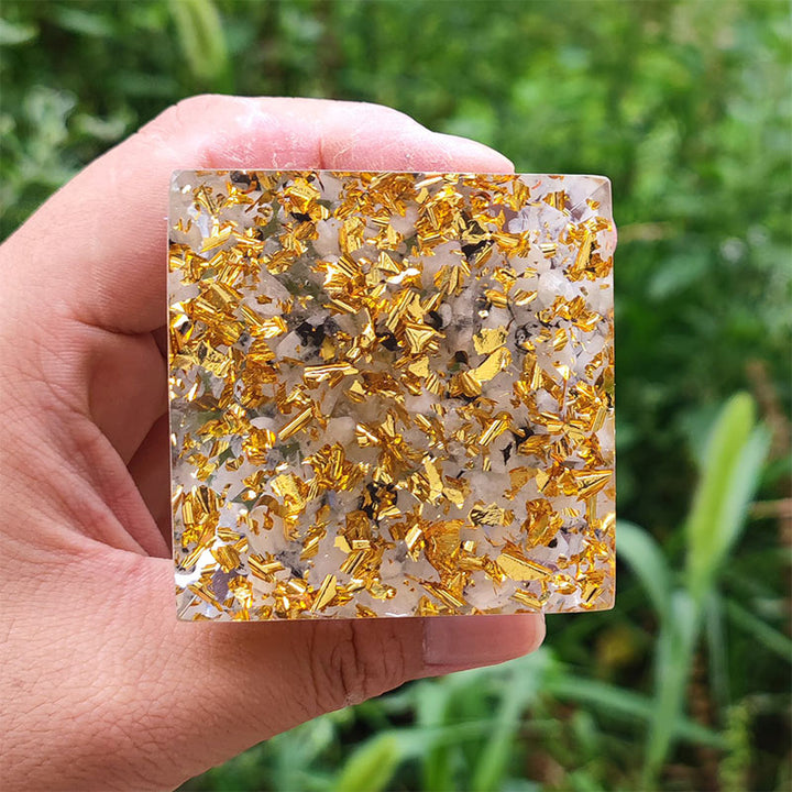 Pirámide de orgón del árbol de la vida con piedra lunar de Olivenorma y peridoto 