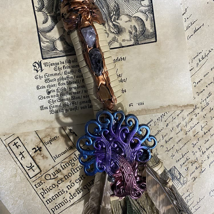 Adorno ritual de bruja con escoba de cristal de Olivenorma