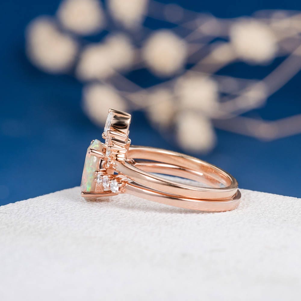 Anillo de compromiso en oro rosa con ópalo ovalado antiguo de Olivenorma 