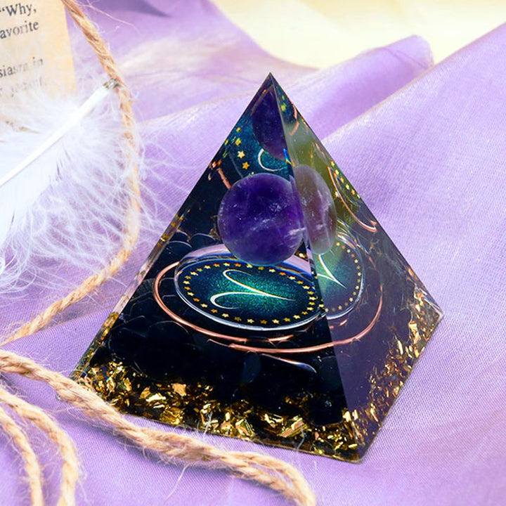 Pirámide de orgón del zodiaco Aries con esfera de amatista y obsidiana de Olivenorma 