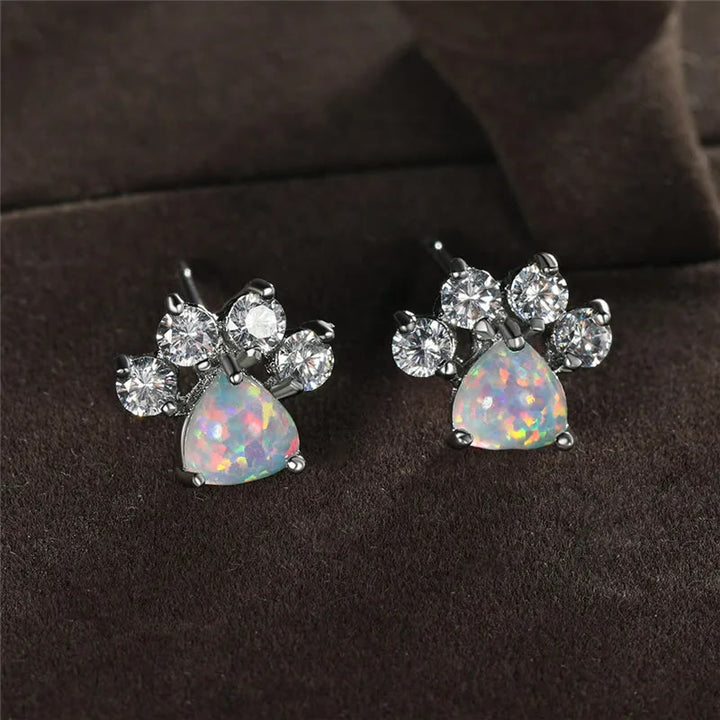 Pendientes de pata de gatito con circonita blanca y ópalo kawaii de Olivenorma