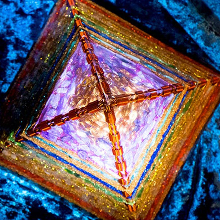 Pirámide orgónica del árbol de la vida del chakra Olivenorma