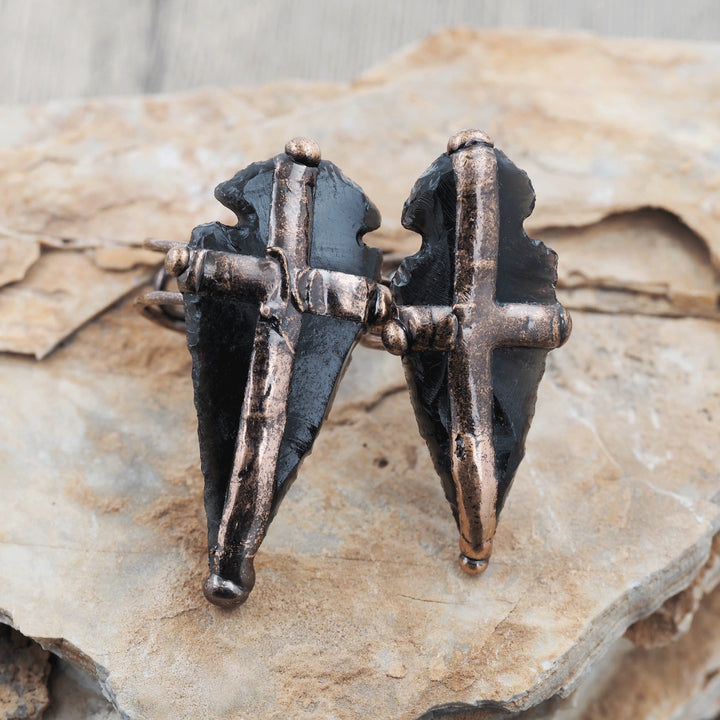 Anillo con forma de cruz y escudo de obsidiana natural de Olivenorma
