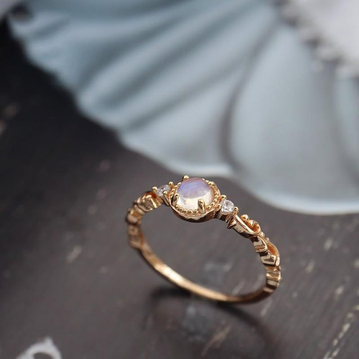 Anillo delicado de circonita y piedra lunar natural de Olivenorma