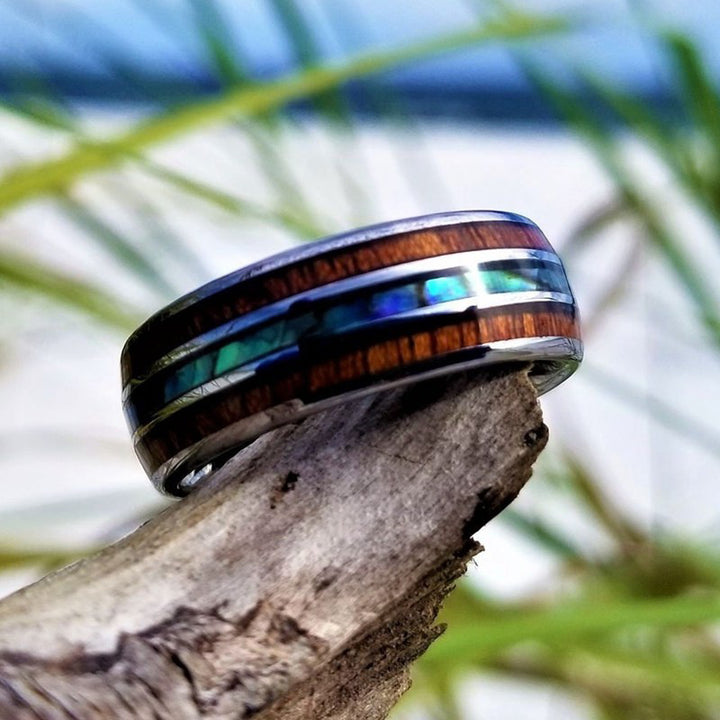Anillo de carburo de tungsteno con concha de abulón y madera de koa de Olivenorma 