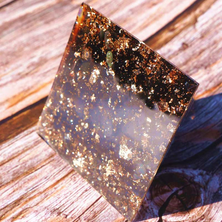 Pirámide de orgón con símbolo de calavera de amatista y obsidiana de Olivenorma 