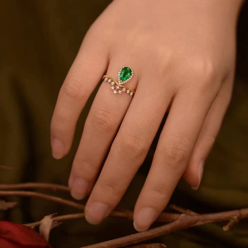 Anillo delicado con circonitas y esmeralda de Olivenorma