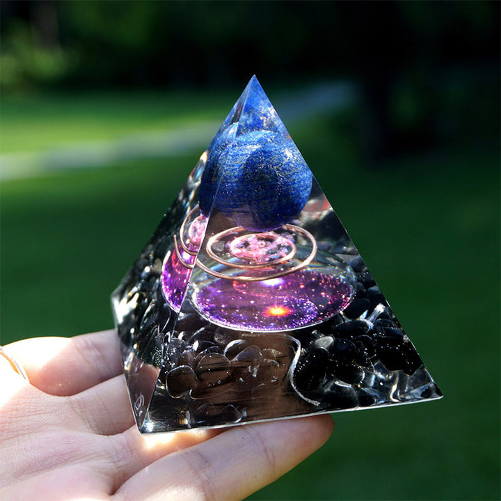 Esfera de lapislázuli de Olivenorma con pirámide de orgón de obsidiana