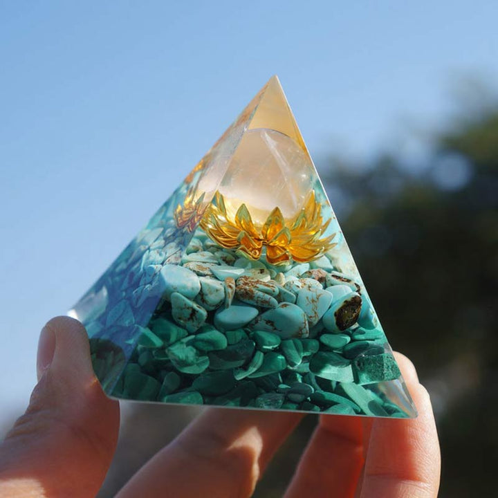 Pirámide de orgón con símbolo de loto de malaquita y turquesa de cristal transparente de Olivenorma
