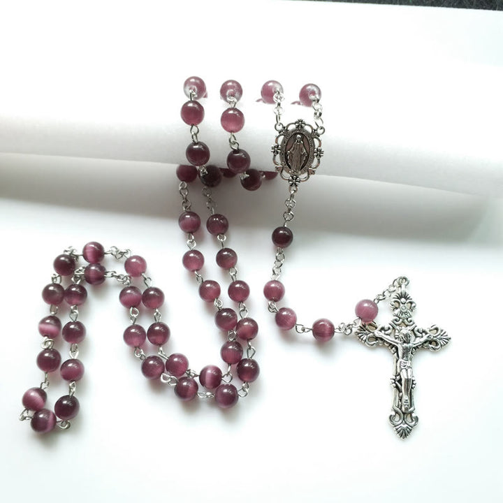 Collar rosario con cruz de plata y piedra de ojo de gato morada de Olivenorma