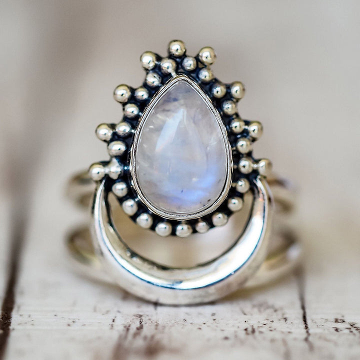 Anillo de piedra lunar con forma de luna creciente