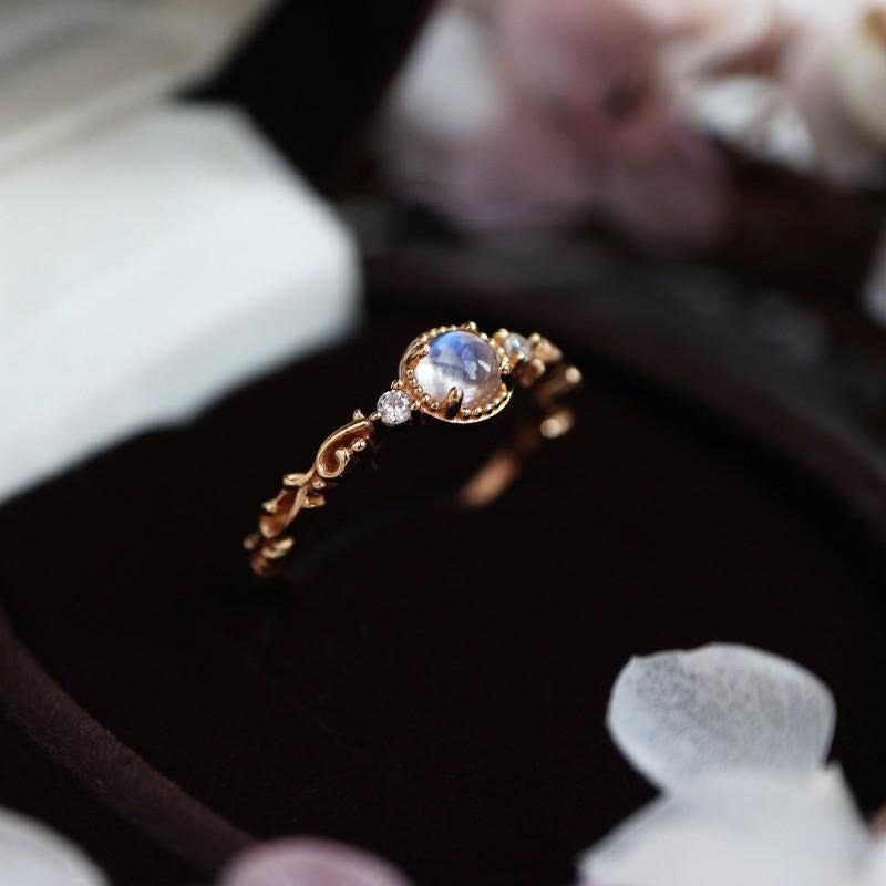 Anillo delicado de circonita y piedra lunar natural de Olivenorma