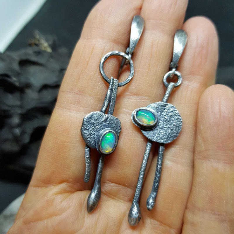 Pendientes de bruja con ópalo colorido y asimétrico de Olivenorma 