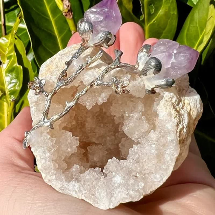 Geoda natural de Olivenorma con capullos de rosa de amatista como decoración con piedras preciosas