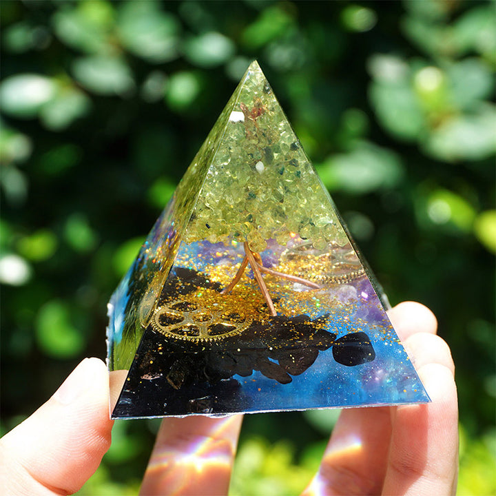 Pirámide de orgón de peridoto, amatista y turmalina negra de Olivenorma 