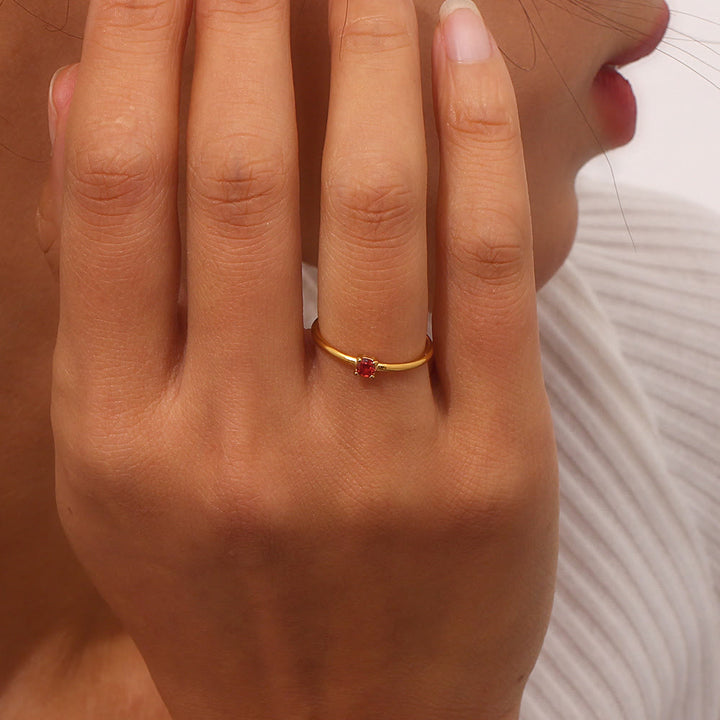 Anillo de acero inoxidable chapado en oro de 18 quilates con piedra natal simple de Olivenorma