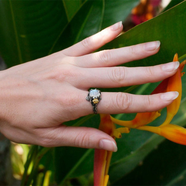 Anillo de orgón rosa con piedra lunar de Olivenorma