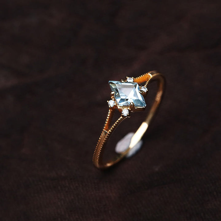 Anillo de diamantes y circonitas blancas con aguamarina de Olivenorma