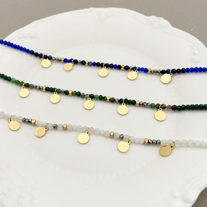 Pulsera con dijes de disco de titanio y cuentas de piedra natural de Olivenorma