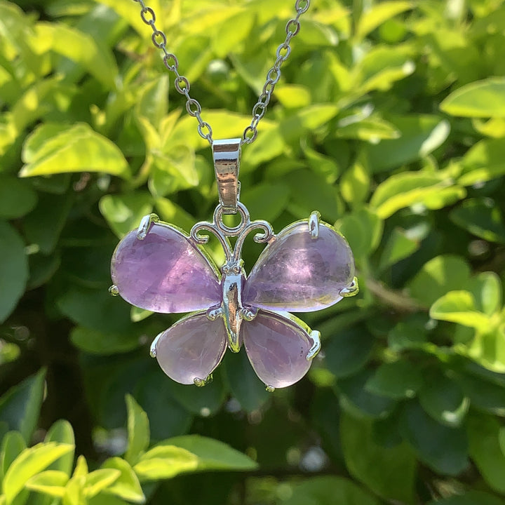 Collar con forma de mariposa y piedras preciosas de cristal natural de Olivenorma