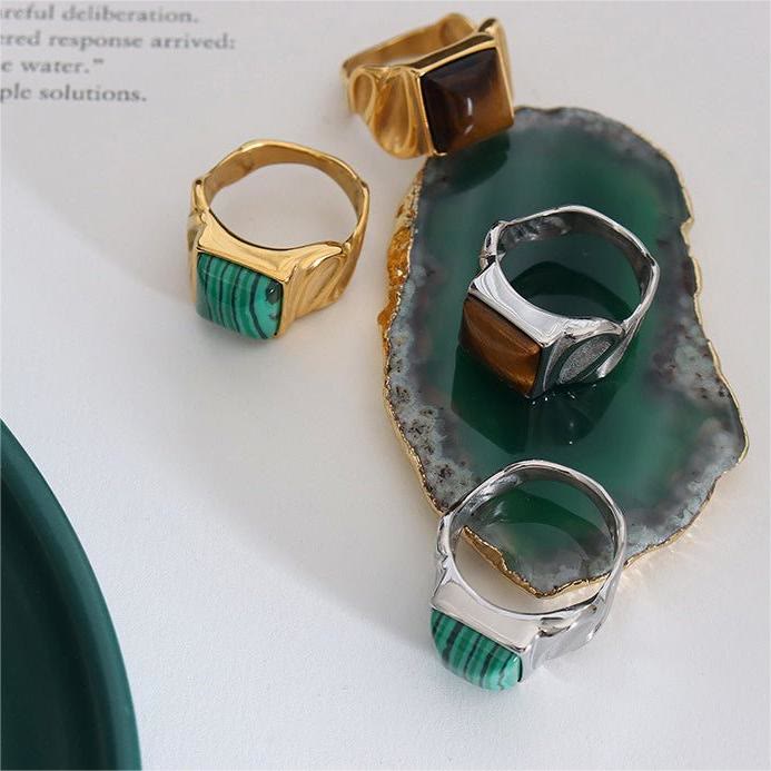 Anillo de titanio, plata y oro con ojo de tigre y malaquita cuadrada de Olivenorma