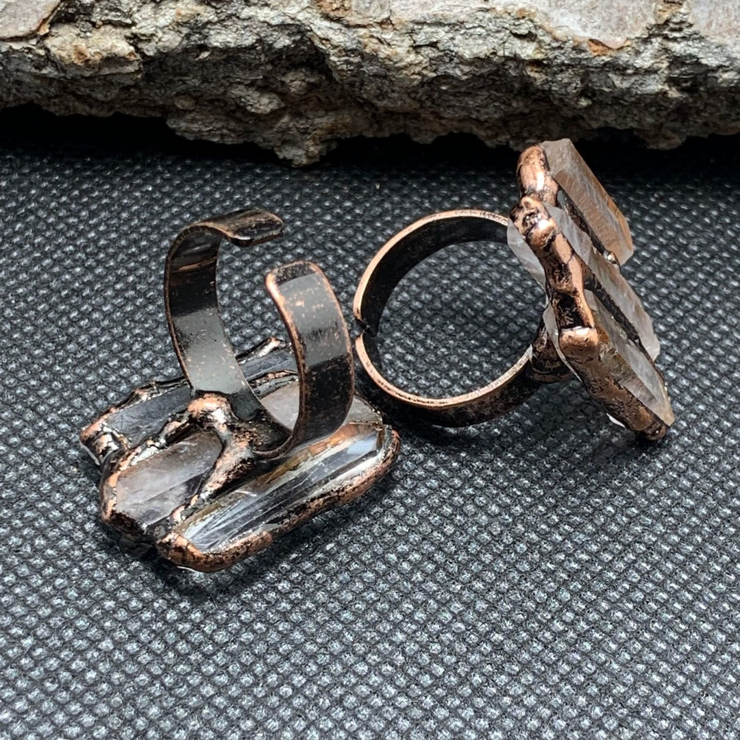 Anillo ajustable de triple combinación irregular de cuarzo transparente natural de Olivenorma 