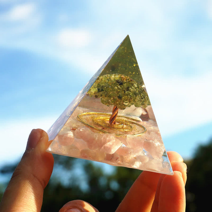 Pirámide orgónica del árbol de la vida con peridoto y cuarzo rosa de Olivenorma