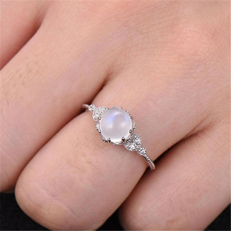 Anillo de piedra lunar redondo con ópalo y circonita blanca de Olivenorma 
