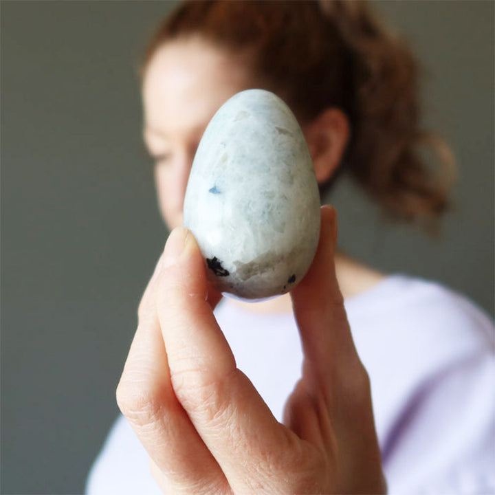 Huevo de cristal de turmalina y piedra lunar de Pascua Nuevos comienzos