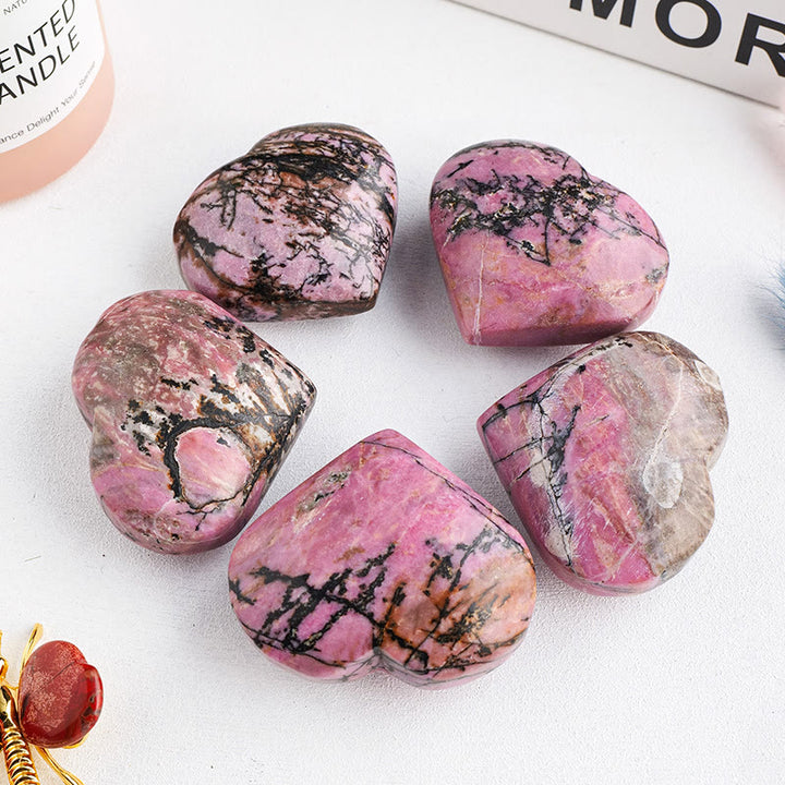 Piedra de juego pulida de rodonita de Olivenorma con forma de corazón de cristal