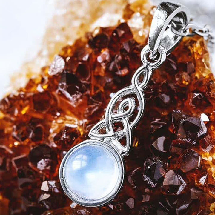 Collar de piedra lunar con nudo celta
