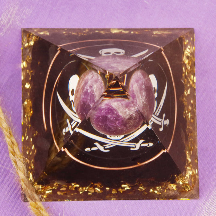 Pirámide de orgón con símbolo de calavera de amatista y obsidiana de Olivenorma