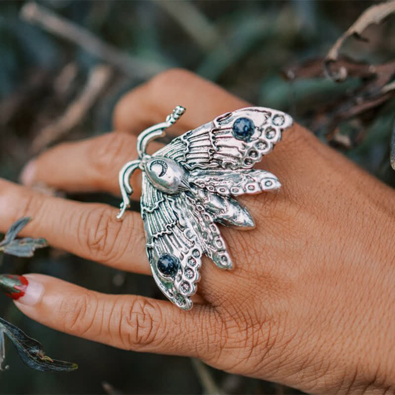 Anillo de bruja con forma de polilla lunar y piedras preciosas de Olivenorma