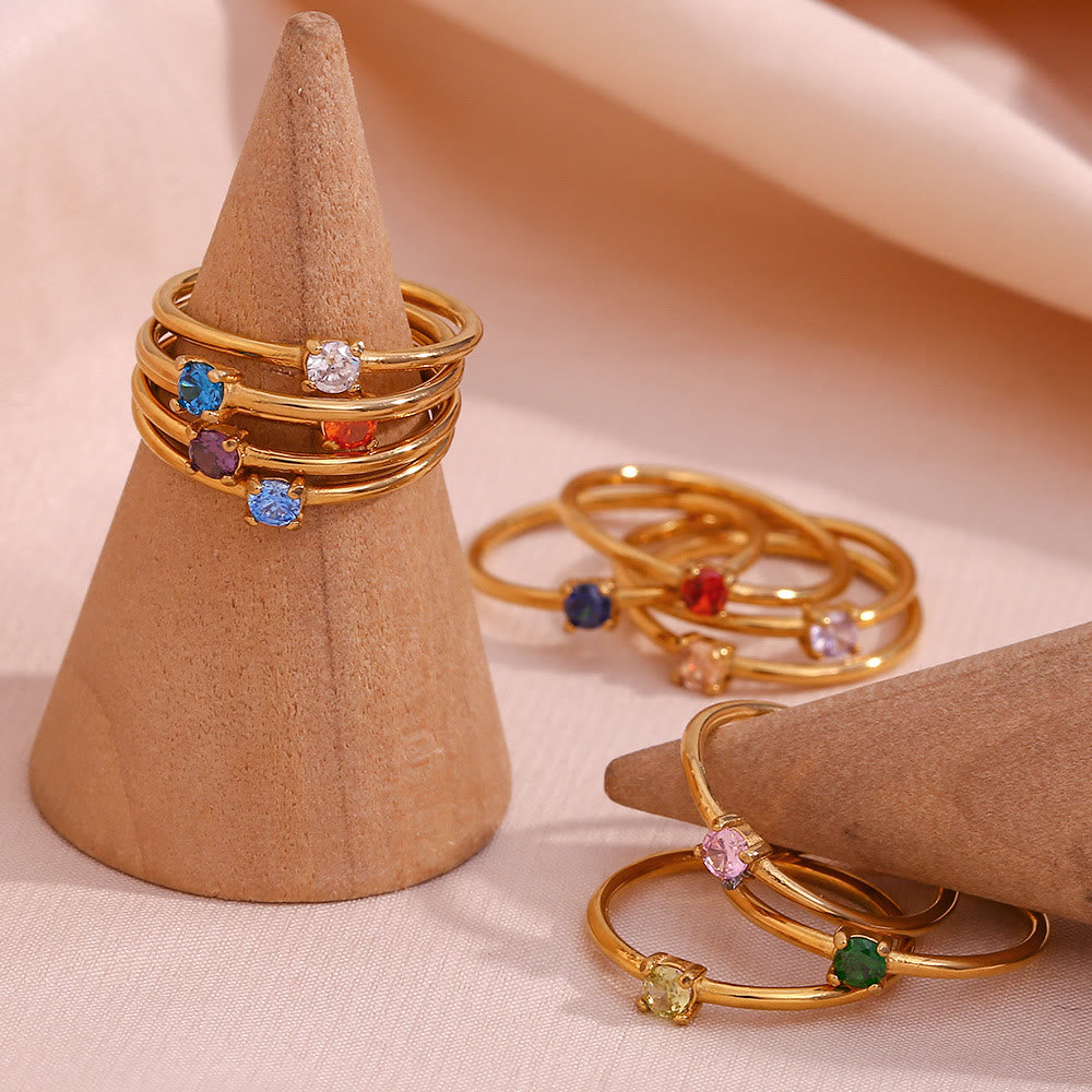 Anillo de acero inoxidable chapado en oro de 18 quilates con piedra natal simple de Olivenorma